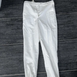 Kostymbyxor  - Jag är 161 och dom går inte ända ner dom har en dragkedja där nere vid benen, perfekt till sommaren och väldigt sköna att röra sig i, prislappen är kvar inte använt dom någon gång. Inga äkta fickor därbak men dom har äkta på sidorna. 