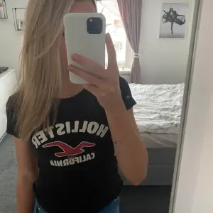 En gammal t-shirt från hollister i storlek S, liten i storleken så skulle säga xs eller xxs💓