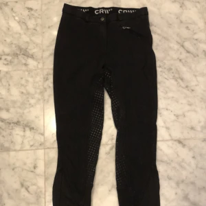 svarta CRW ridbyxor strl 38  - Svarta helskodda ”CRW New Sure Seat” till salu. Ridbyxorna är i fint skick och är i damstorlek 38. OBS upplever storleken snarare som en 36 än en 38. 