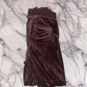 Juicy Couture  - Säljer ett ganska nytt Juicy Couture sett i färgen brun. Strl Xs i både koftan och byxorna. Använt minst 5 gånger. Köpte för 2300 säljer för 1500. Kan mötas upp i Göteborg. (Står att priset är 1400 men säljer det för 1500!!)