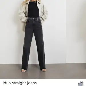 hej! säljer dessa högmidjade gråa jeansen från Gina i storlek 34! De är i jättefint skick och inte använda mer än 3-4 gånger🤍🤍 Frakten kostar 66kr