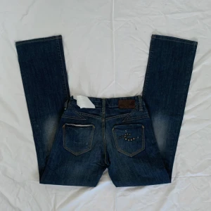 Lågmidjade jeans  - !Använd ”KÖP NU” om du vill köpa! Midja:72 Innerben:87