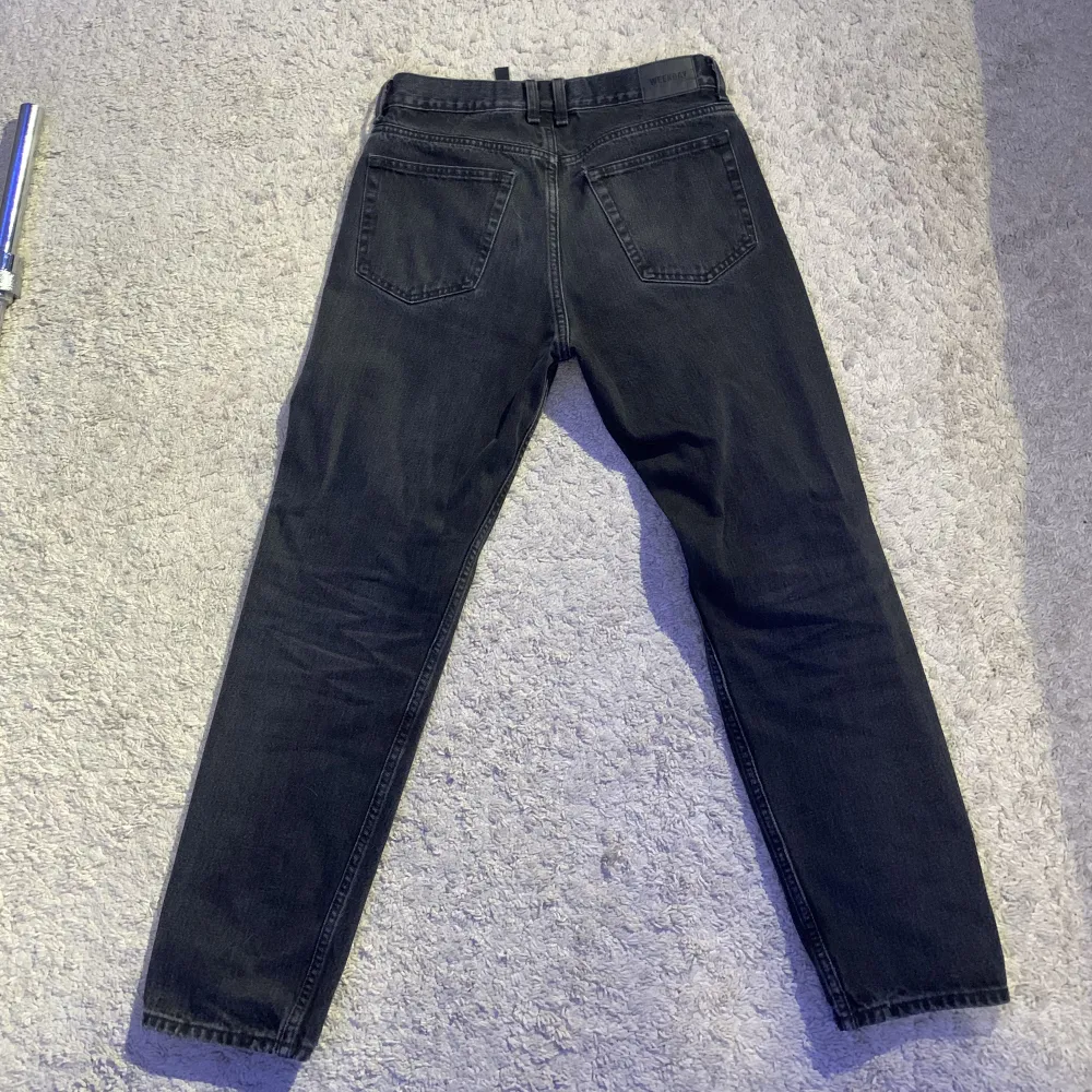 Hej!  Säljer nu mina byxor från weekday eftersom att jag har växt ur dem. De är svarta och i modellen ”Barrel”. Storleken är 28/30. Skicket är välldigt bra, 9/10. Jeans & Byxor.