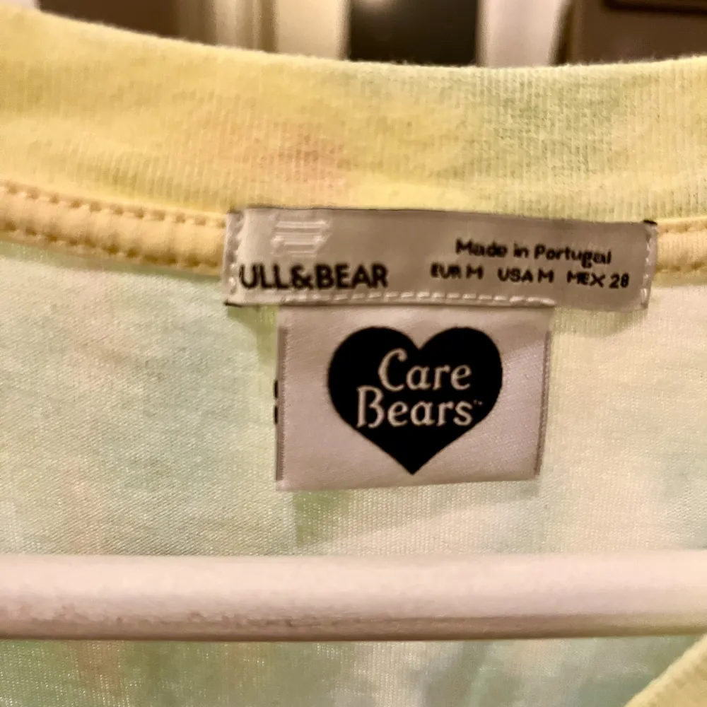 Oversize tie dye T-shirt från Care Bears x Pull&Bear. Storlek M men sitter snyggt på en XS/S. Oversize fit. Aldrig använd.. T-shirts.
