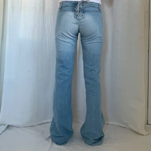 Lågmidjade jeans - !Använd ”KÖP NU” om du vill köpa! Midja:78 Innerben:88,5 Jag är 169 med W28 som referens
