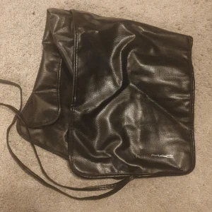 MAC sminkborstehållare svart  - En hållare för sminkborstar från MAC