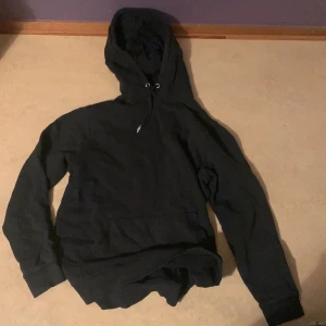 Svart Hoodie - En vanlig svart hoodie, bra skick ingen skada.