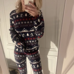 Julpyjamas - En jättemysigt julpyjamas ifrån Cubus, storlek xs, på båda delarna med tanke på att det är ett set. Köpt väldigt nyligen är därmed använd en gång då jag ångrade köpet. Köpt för 400kr, säljer för 300 (pris kan ändras/diskuteras).