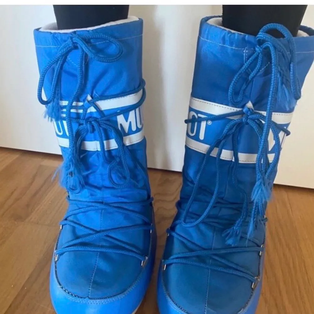 Säljer mina Moon boots som inte kommer till användning längre dom är i storlek 36. . Skor.