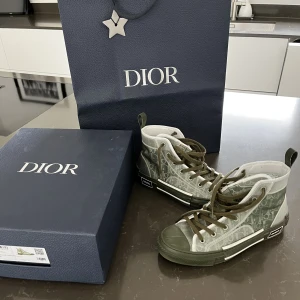 Dior High top skor - Gröna camoflage skor Dior  Nypris 10 499kr  Skick 9/10 ,knappt använda  