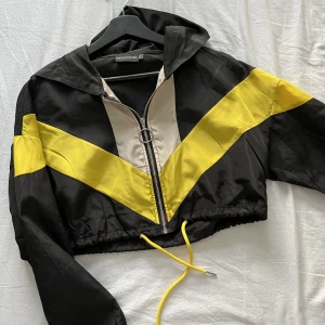 Kort vindjacka - Kort vindjacka från Prettylittlething. Perfekt till festival eller andra tillställningar.