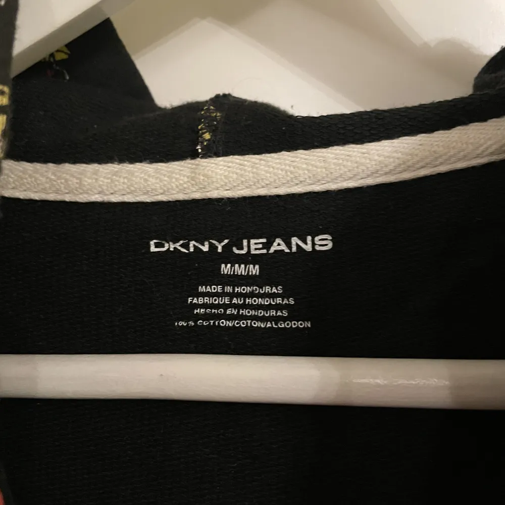 Kofta från DKNY, dragkedjan är lite lös vilket syns på bild 3. . Hoodies.