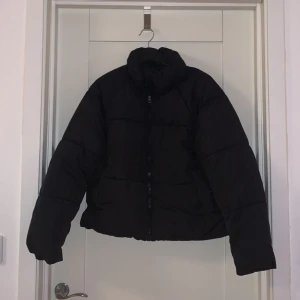 Jacka Monki - Säljer denna vinterjacka från monki! Kan skicka fler bilder vid behov <3 fraktar eller möts upp i Gbg. 