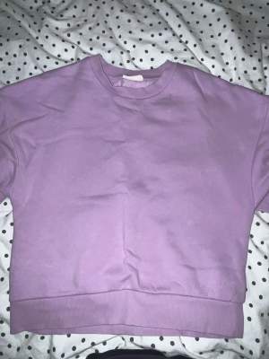 Sweatshirt från Gina tricot. Storlek XS. 80 kr + frakt.