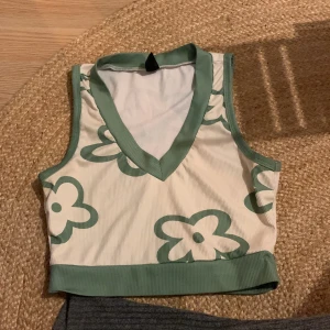 Köp gärna❤️ - Hejj! Har köp denna på SHEIN och den är i bra skick har använt denna ungefär 5-8 gånger!!❤️ start bud 20kr