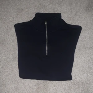 Half zip tröja - Hej, säljer min half zip zara tröja pga att den är för liten. Har använt denna tröja 2-3 gånger pga att den blev för liten rätt så snabbt för mig. Tröjan är i nyskick och ser helt ny ut. För fler bilder är det bara att höra av sig.
