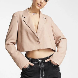 Kavaj - Oanvänd croppad kavaj (färgen ser mörkare ut på min egna bild)