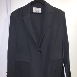 Kavaj från Zara, storlek M - En svart kavaj från Zara i storlek M. Längre modell med relaxed fit. Sparsamt använd! ✨