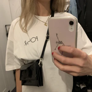 Svart handväska, liten.  - Svart lackfärgad handväska, väl men sparsamt använd. Se storlek på bild. 👜