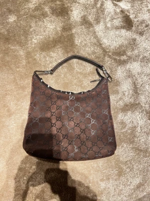 Gucci  - Mockaväska ifrån Gucci, har en repa på handtag som lätt går att fixa, kommer med dustbag Bra till skolböcker etc