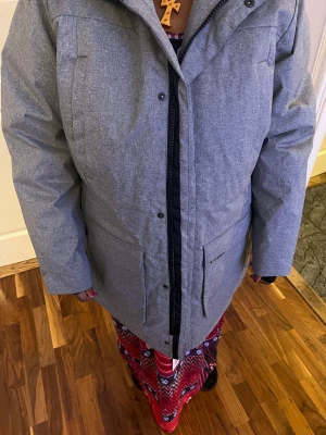 Vinterjacka  - Hej säljer en helt oanvänd jacka från Everest! Köpte den för 3 år sen så kan ej tyvärr lämna tillbaka den så jag tänkte sälja den här. Väldigt bra anpassad för vinter aktiviteter utomhus och håller dig väldigt varm! Storleken är 44 men passar m/38!