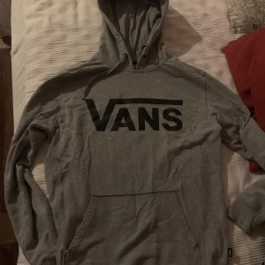 Vans hoodie - Fint skick, säljer då den är för liten. Storlek M