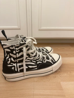 Converse - Converse med zebra tryck, strl 39. Använd 1-2 ggr, som nya.