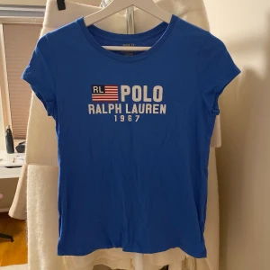 Polo Ralph lauren tshirt - Klarblå polo ralph lauren tröja! Jättemjuk, använd ett fåtal gånger, nyskick. Passar mig som är en medium, säkert även mindre personer.