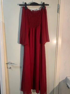 Vinröd sommarklänning  - Sommarklänning med vida ärmar