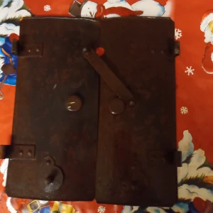 Innerdörrsluckor för kakelugn i järn . - Begagnade innerdörrsluckor i järn med måtten 30x28x30x28 med ålders slitage men går att få i fint skick igen .