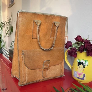 Bag  - Hand bag in leather. The chain does not work. 