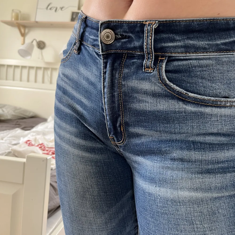 Snygga jeans från American eagle, köpta i USA. Använda ett fåtal gånger, som i nyskick. Ungefär strl M, men är ganska stretchiga.. Jeans & Byxor.