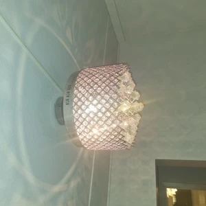 Lampa - Måste bort omgående!!!! Får mina möbler imorgon. Därför så billigt.  Helt oskadad. SERIÖSA KÖPARE. SNABB AFFÄR. .