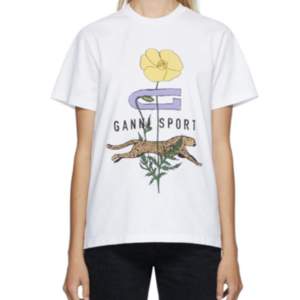Säljer nu min så fina sällsynta Ganni tshirt som är inprincip ny, nypris 900 säljer för 400kr💕