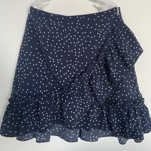 Kjol - En superfin prickig mörkblå kjol från shein, superfint skick. Säljer den för att den inte kommer till användning längre. Storlek XS men passar även S💗