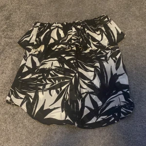 Kjol - Säljer denna fika kjol som är för stor för mig, den går även att använda som en tubtopp. Storlek L men funkar även för en M.