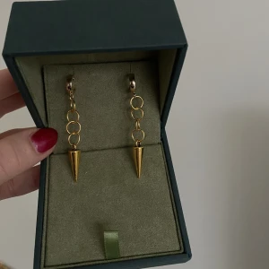 Maria nilsdotter örhängen  - SÅÅÅ sjukt snygga örhängen som lite liknar de från maria nilsdotter, har gjort dessa helt själv❤️ jag har ett par likadana själv som inte rostat även fast jag använt de ganska mycket (dessa är självklart oanvända)🥰🫶🏽