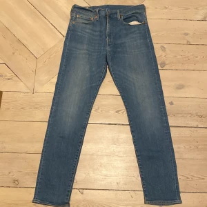 Levis jeans - Lot 512   W 32 L 32  Färg:ljusblå