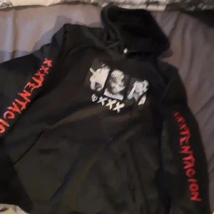 Xxxtentacion hoodie - Hej! Jag säljer en hoodie med xxxtentacion på. Extremt cool hoodie men har inte kommit till användning. Den är aldrig använd. 200 kronor inklusive frakt. Det är storlek xxl men jag skulle säga den är som en large. 