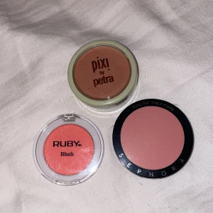 Oanvända blush - 3 st oanvända blush från Pixi, sephora och ruby. Se bild 2 för färger. Köp alla för 300kr annars diskuteras styckpris. Frakt tillkommer