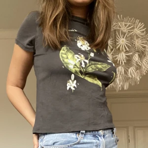 T shirt - Cool t shirt med blomtryck