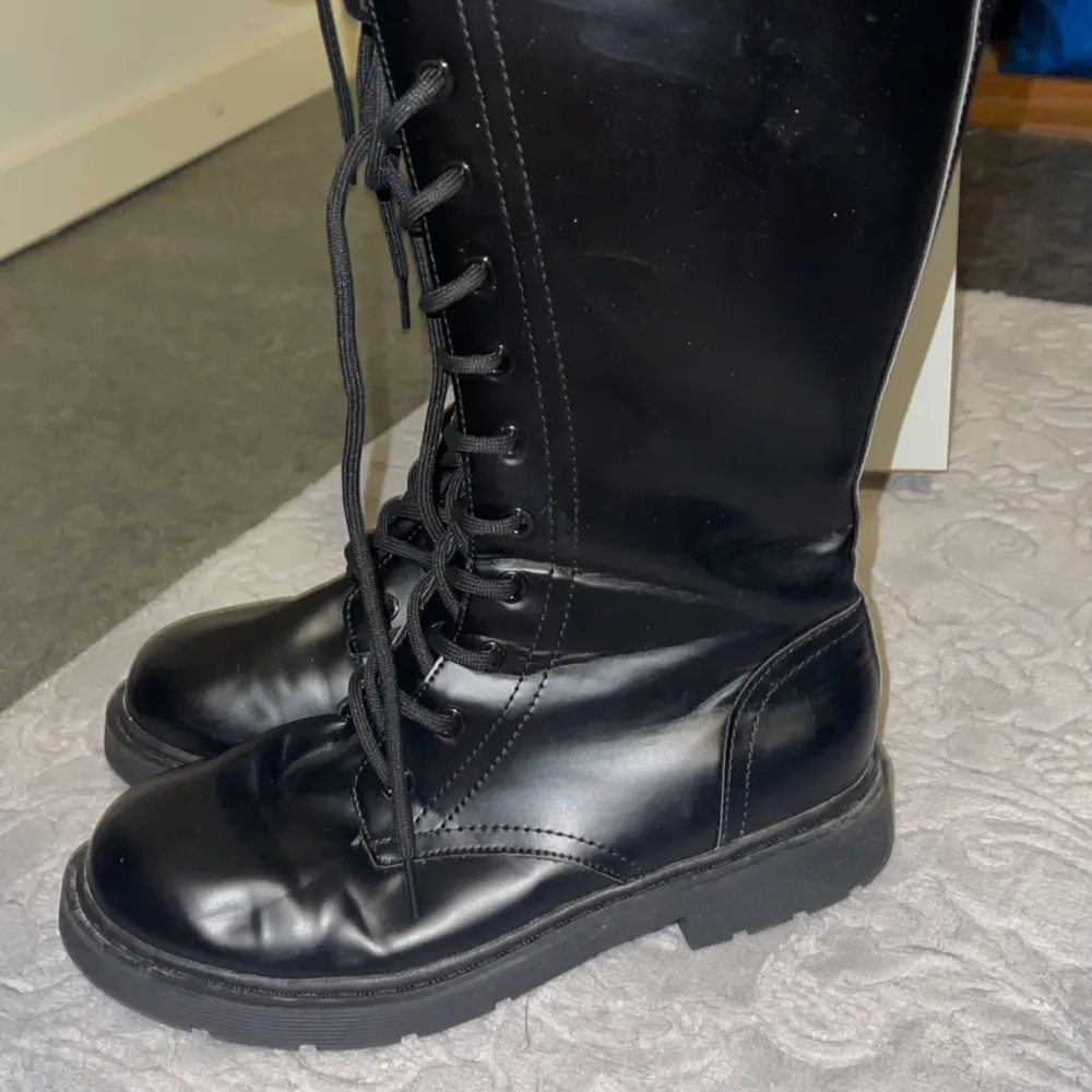 Mina svarta boots från din sko dom är för liten på mig borde ha haft köpt 39 men storlek 37 knappt använt rena köpt för 699kr säljer för 400kr skriv om du vill diskutera om priset . Skor.