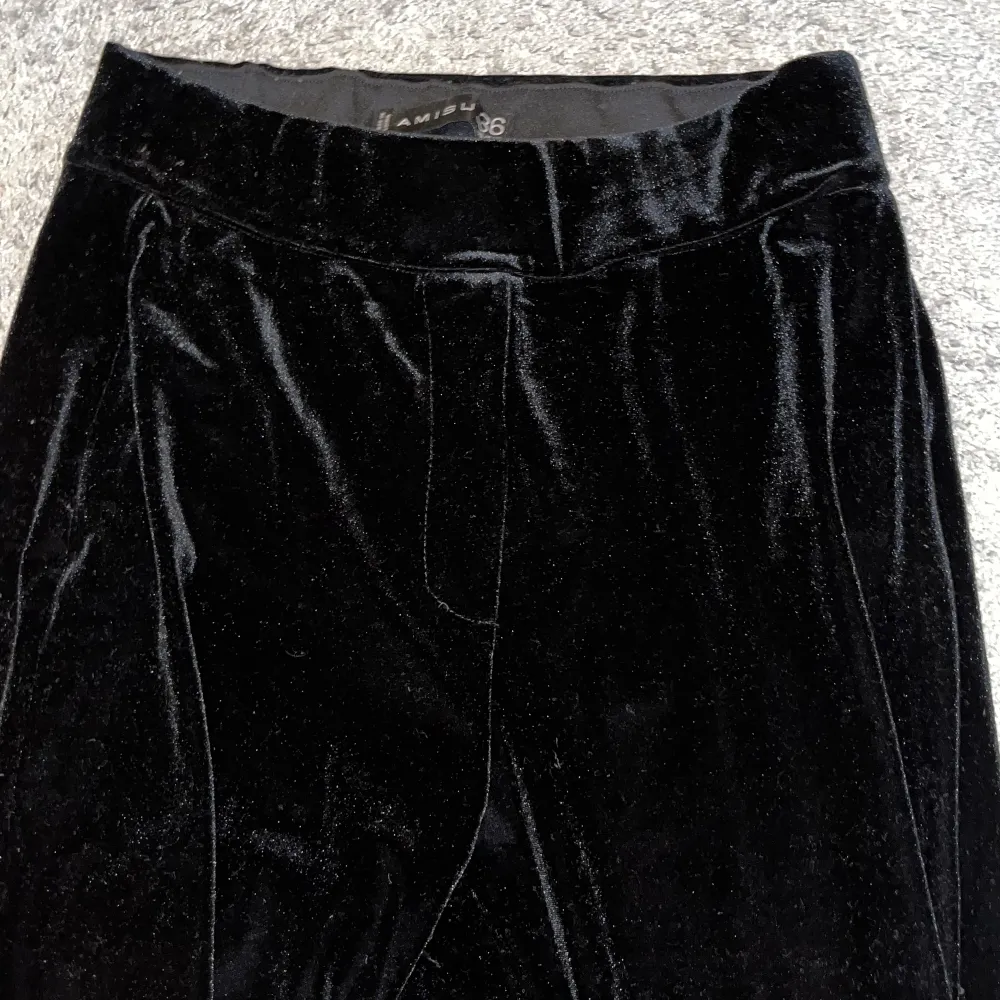 Svarta sammetbyxor i storlek 36, använda 2 gånger. Väldigt varma och sköna att ha på sig. . Jeans & Byxor.