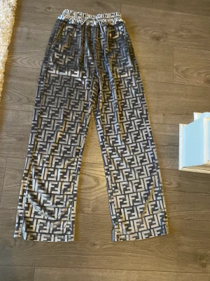 Sammets byxa nya! - Nya mys byxor i sammet med logga över hela i grått