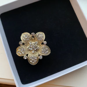 Stor ring - Stor ring som jag haft i flera år men bokstavligen aldrig använt. Inte riktigt min stil. Jättefint skick, och relativt tung. Den är inte plastig utan rejäl. 