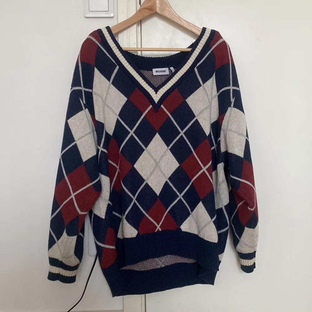 Oversized rutmönstrad sweater. Säljer pga att jag inte använder den så mycket längre. Fint skick utöver att den är lite knottrig på vissa ställen (fråga gärna om ni vill ha fler bilder). . Neuleet.