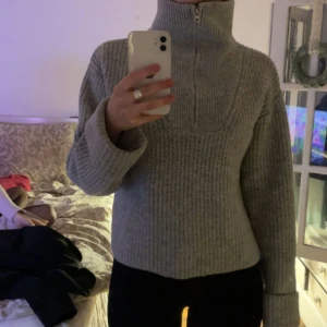 Half zip-up tröja - Jag säljer min ”half zip-up” tröja då jag inte längre använder den. Den är perfekt nu under vintern och hur mysig som helst!  Den är köpt från Bikbok men finns inte längre kvar i deras sortiment. Köparen får stå för fraktkostnaden som tillkommer! 