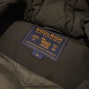Woolrich jacka dam - En figursydd dam jacka från woolrich i storlek M.  Har använts under en vinter och är i gott skick.  Kan mötas upp i Göteborg. 