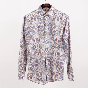 Mönstrad skjorta från Eton - Skjorta från Eton med paisley motiv.   Eton är ett svenskt märke som grundades i orten Gånghester utanför Borås 1928.  Skjortan har en smal passform.  Mått, i cm: Krage: 40 Bröst: 108 Rygglängd: 78 Midja: 96 Ärmlängd: 67 Stuss: 104