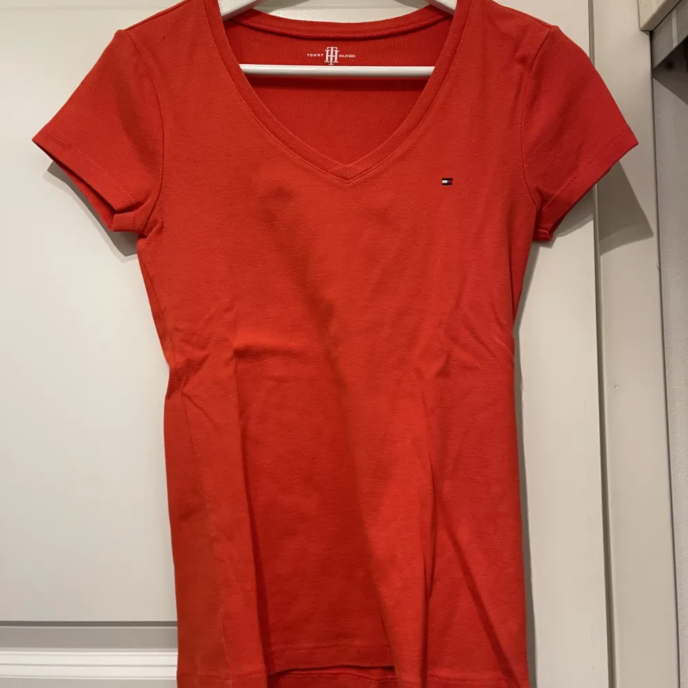 Säljer en röd T-shirt från Tommy Hilfiger i storlek S, använd ett fåtal gånger men är i mycket fint skick. Kan tänkas mötas upp i Växjö annars står köparen för frakten☺️. T-shirts.